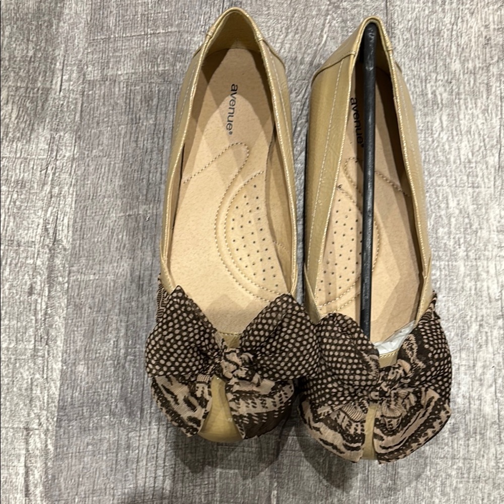 Avenue Women's Tan and Brown Bow Flats